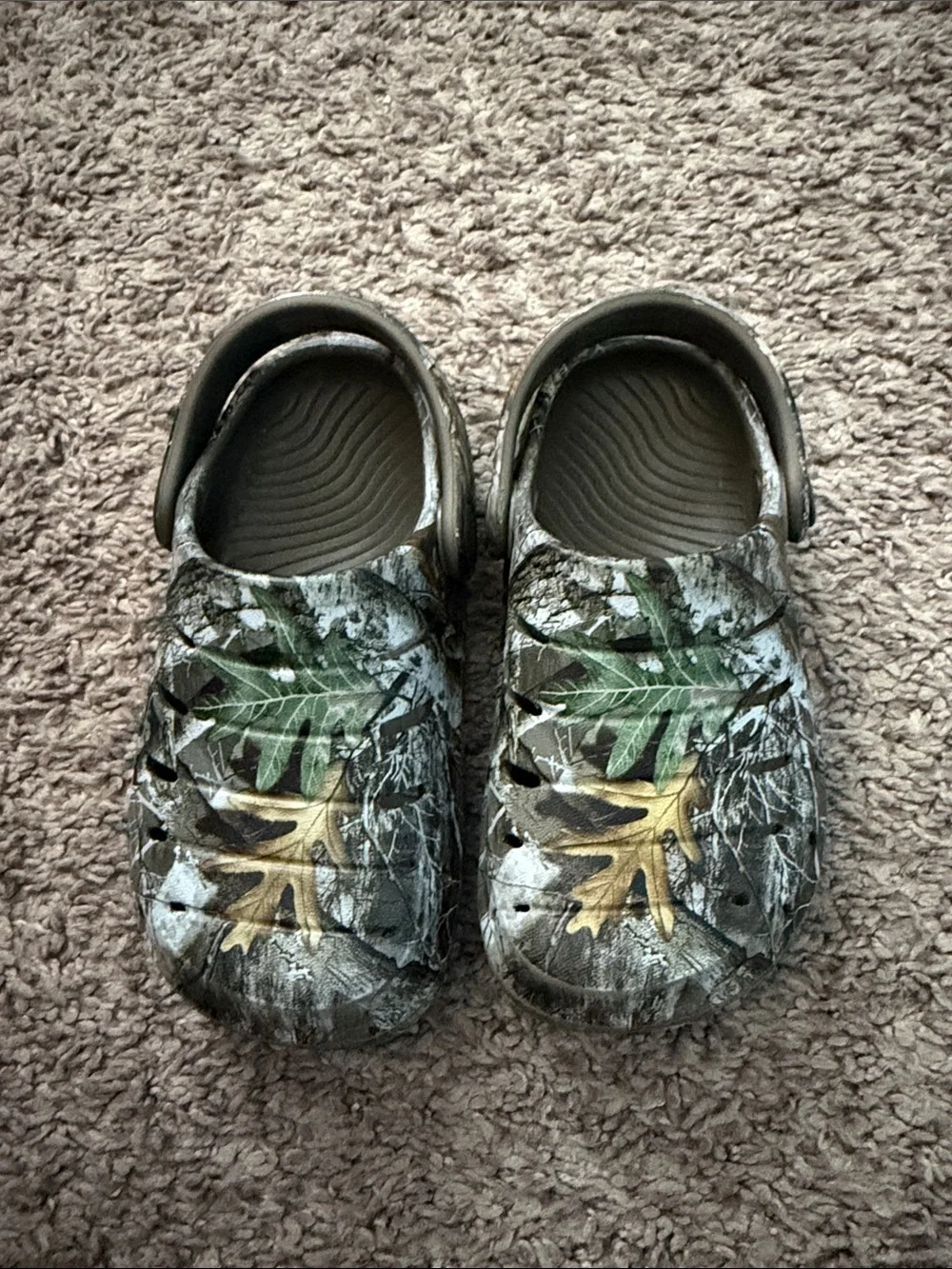 Kids Camouflage Leaf-Print Sandal Clogs in Green & Brown